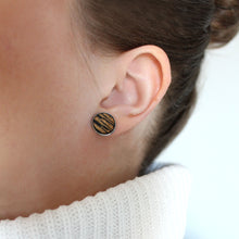 Lähikuva tytöstä, jolla on korvassa Kelo-sarjan musta iso nappikorvakoru.