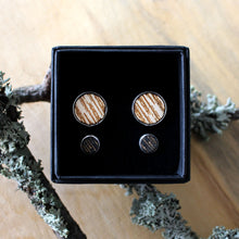 Kelo -malliston nappikorvakorusetti, jossa pieni musta ja iso puun värinen nappikorvakoru.