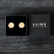 Kelo -malliston iso nappikorvakoru värissä puu.