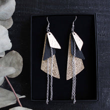 Kiila -malliston kultainen iso korvakoru.