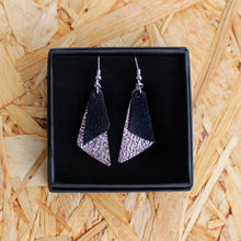 Kiila -malliston pienet hopeat korvakorut.