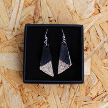 Kiila -malliston pienet kultaiset korvakorut.