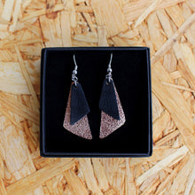 Kiila -malliston pienet ruusukultaiset korvakorut.