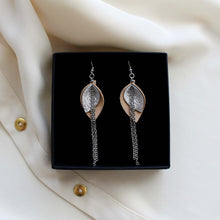 Bloom -malliston keskikokoiset korvakorut, joiden väriyhdistelmä on beige ja hopea..