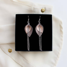 Bloom -malliston keskikokoiset korvakorut, joiden väriyhdistelmä on mokka ja ruusukulta.